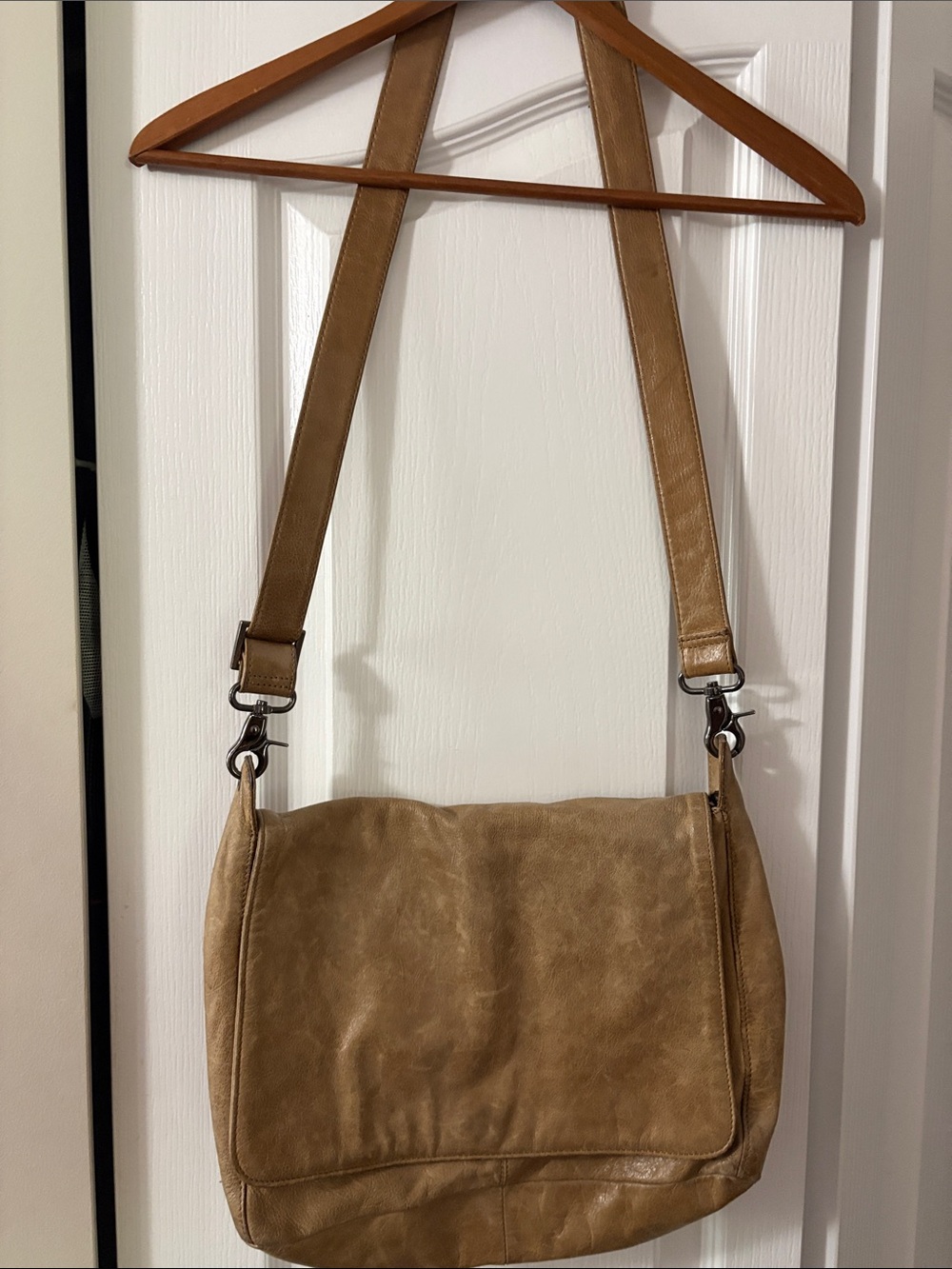 Women's Tan Leather Shoulder Bag